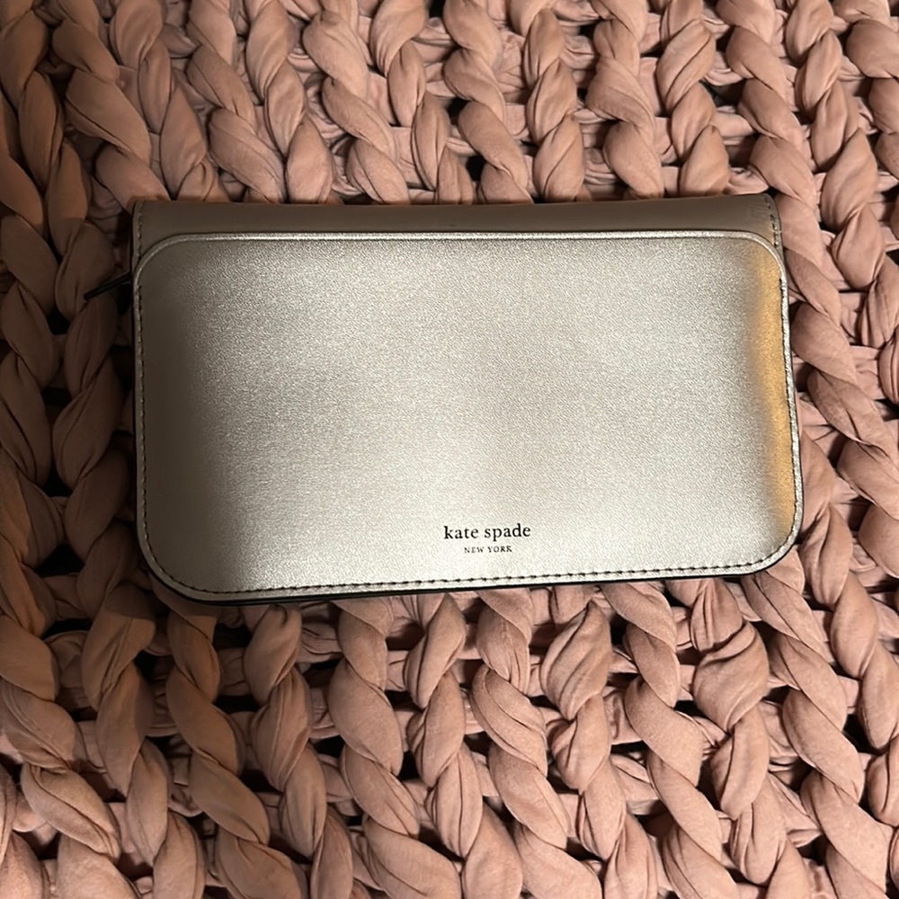 Excellent condition Kate Spade wallet!